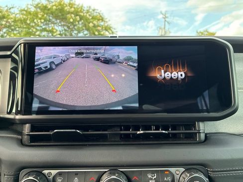 Used 2026 Jeep Wrangler Unlimited Sahara AWD/4WD image 16