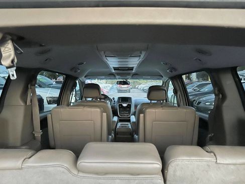 Used 2014 Chrysler Town & Country Touring image 16