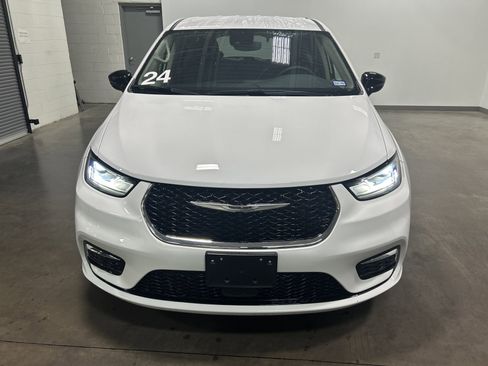 Used 2024 Chrysler Pacifica Touring-L image 7