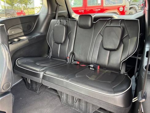 Used 2025 Chrysler Pacifica Limited FWD image 15