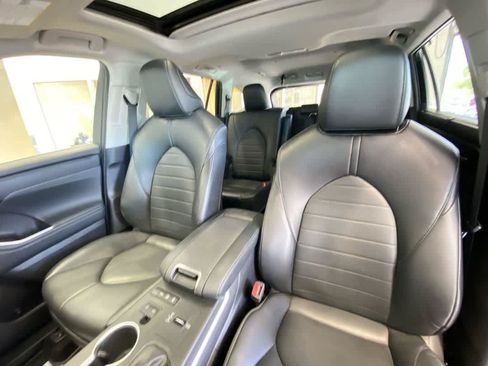 Used 2022 Toyota Highlander XLE AWD/4WD image 14