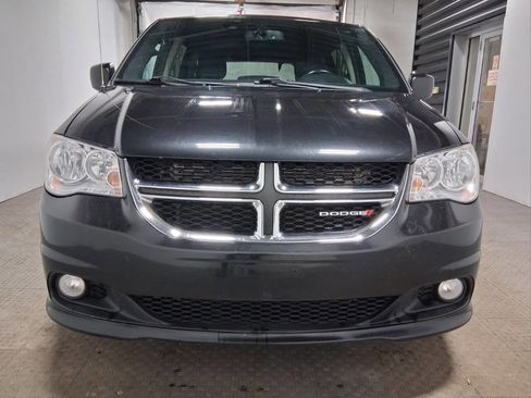 Used 2017 Dodge Grand Caravan SXT image 2