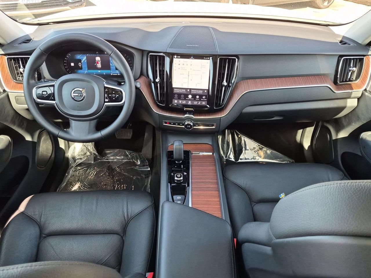Certified 2024 Volvo XC60 B5 Plus AWD/4WD image 23