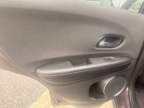 Used 2021 Honda HR-V EX image 9