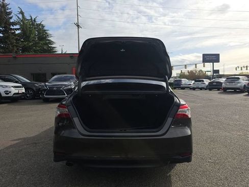 Used 2018 Toyota Camry XLE FWD image 11