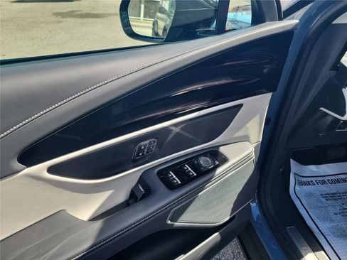 Used 2025 Lincoln Nautilus Premier image 12