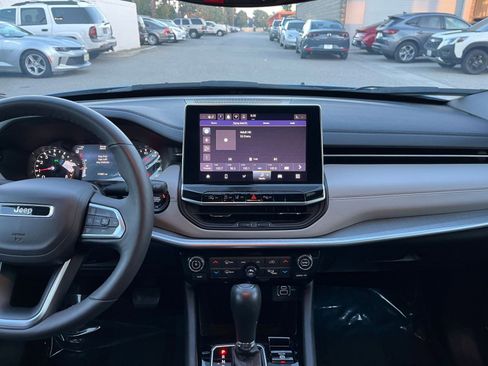 Used 2025 Jeep Compass Limited image 18