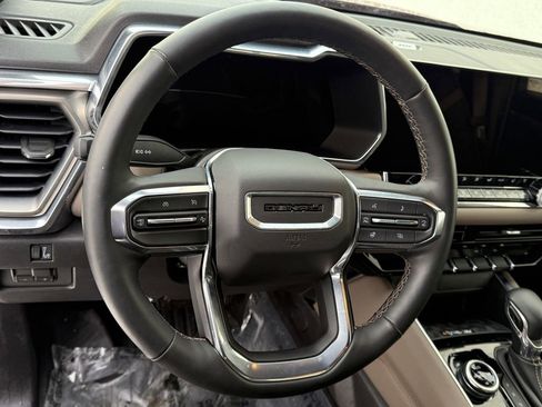 Used 2024 GMC Canyon Denali image 18