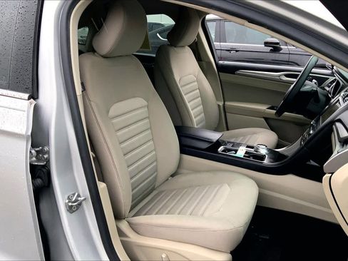 Used 2019 Ford Fusion SE FWD image 9