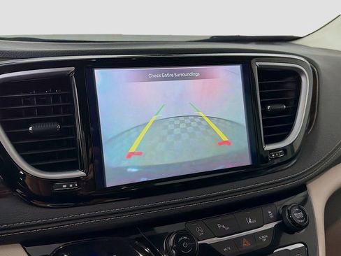 Used 2023 Chrysler Pacifica Limited image 19