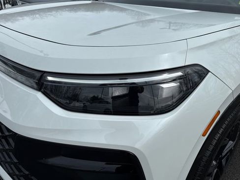 Certified 2025 Volkswagen Tiguan SE R-Line image 9