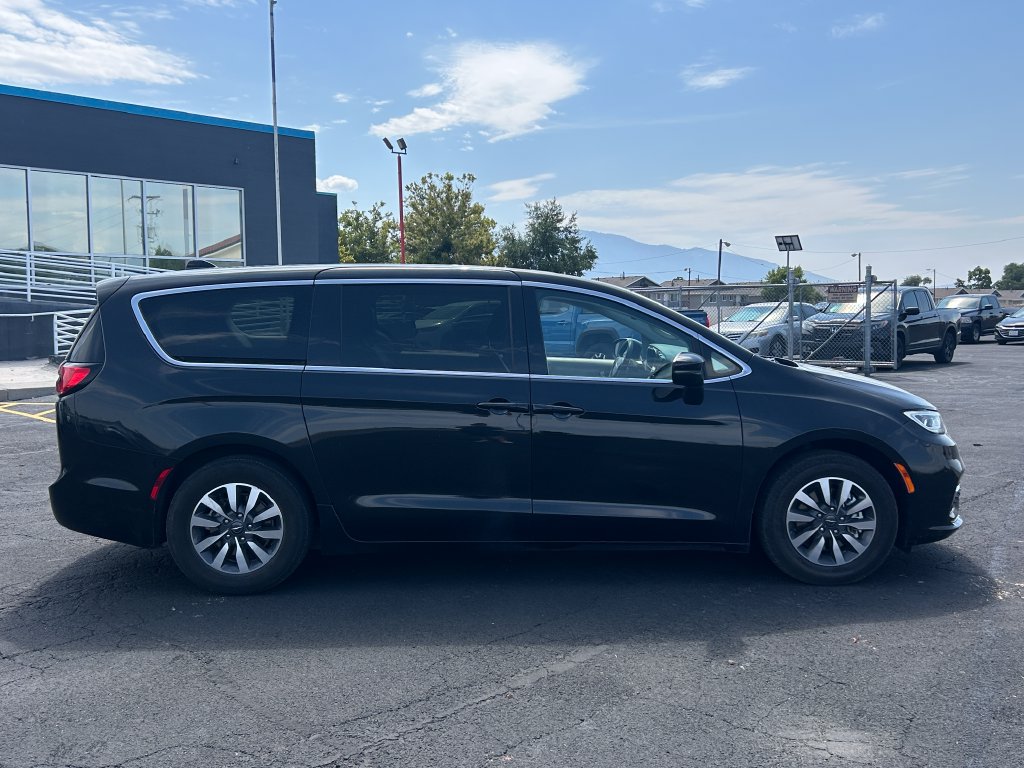 Used 2023 Chrysler Pacifica Touring-L FWD image 2