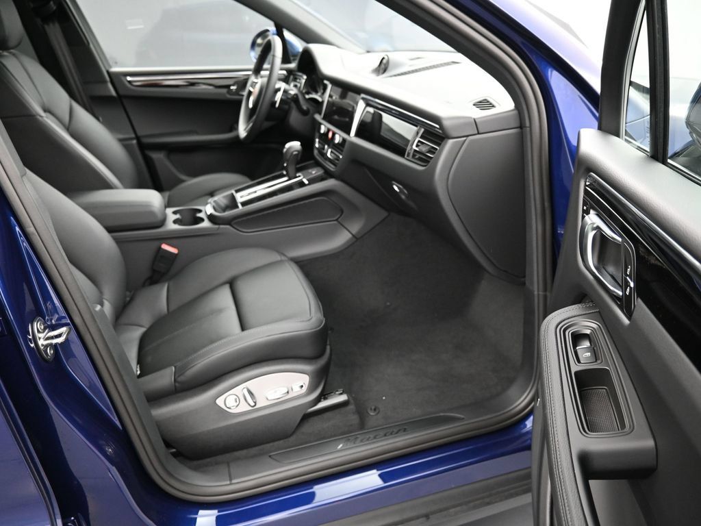 Certified 2025 Porsche Macan AWD/4WD image 29