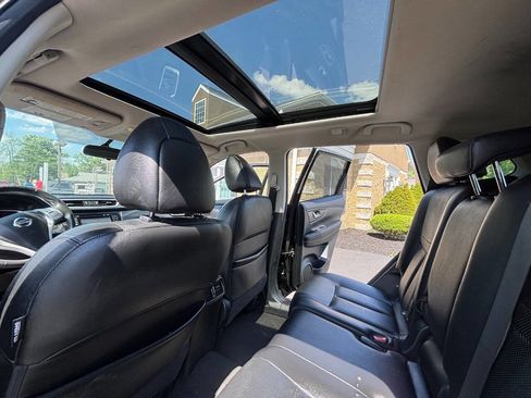 Used 2016 Nissan Rogue SL w/ SL Premium Package FWD image 10