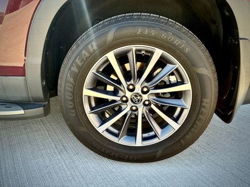Used 2019 Toyota Highlander XLE FWD image 25