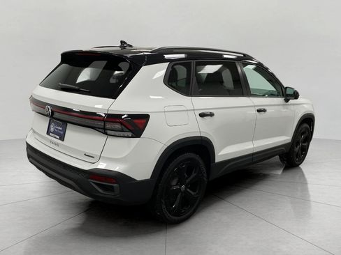 Certified 2025 Volkswagen Taos SE image 3