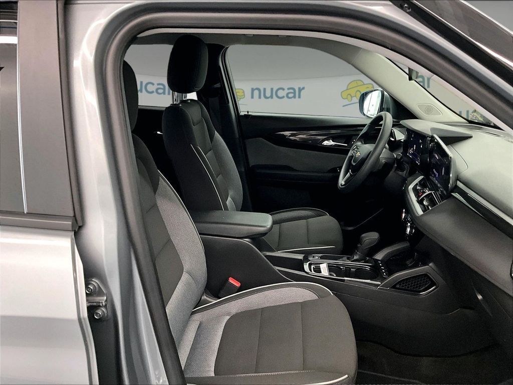 Used 2025 Chevrolet TrailBlazer LT AWD/4WD image 11