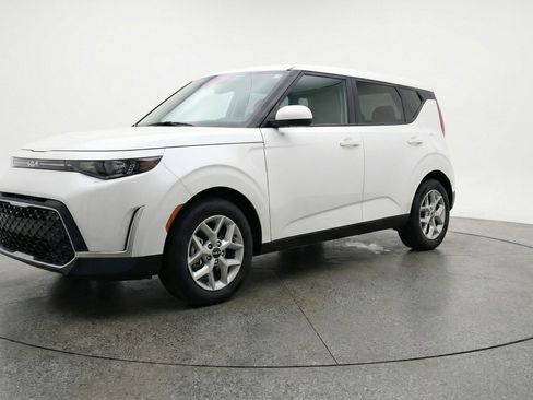 Used 2025 Kia Soul LX w/ LX Technology Package image 3