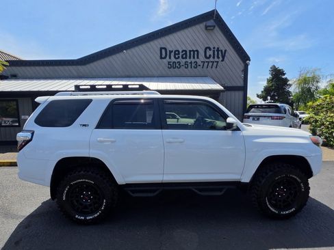 Used 2016 Toyota 4Runner SR5 AWD/4WD image 4