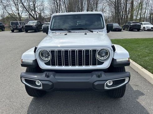 Used 2025 Jeep Wrangler Unlimited Sahara AWD/4WD image 3