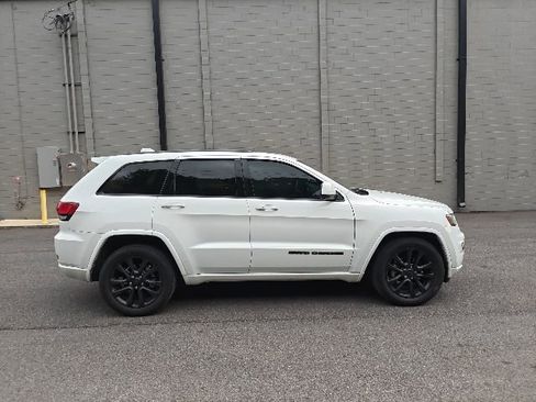 Used 2018 Jeep Grand Cherokee Altitude image 2
