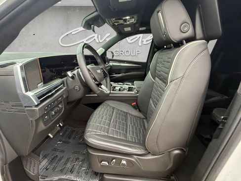 Certified 2025 Cadillac Escalade ESV V AWD/4WD image 21
