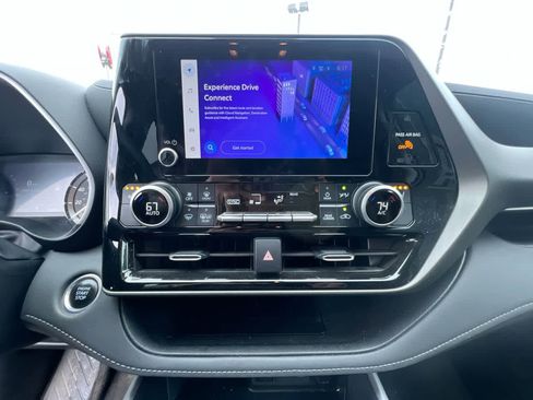 Used 2024 Toyota Highlander XLE image 19