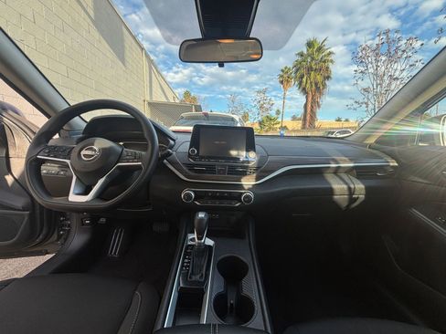 Used 2025 Nissan Altima 2.5 SV image 33