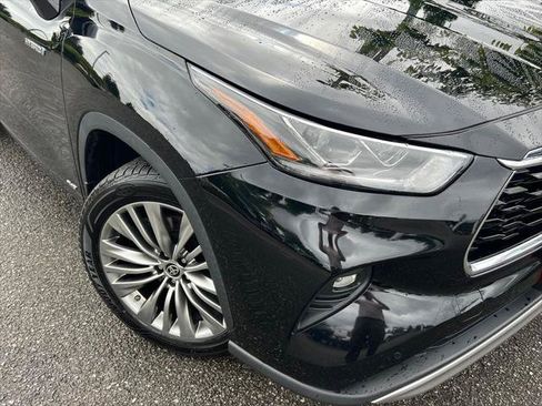 Certified 2021 Toyota Highlander Platinum AWD/4WD image 2
