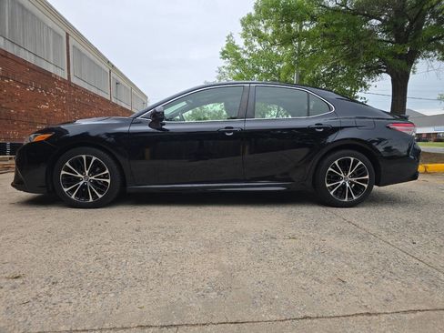 Used 2018 Toyota Camry SE FWD image 2