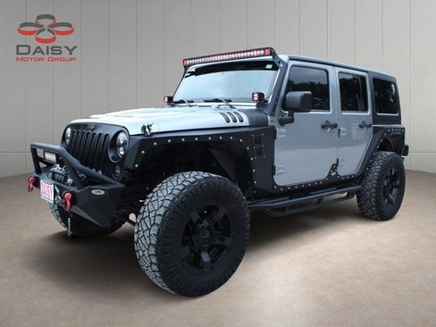 Used 2013 Jeep Wrangler Unlimited Sahara w/ Connectivity Group AWD/4WD image 9