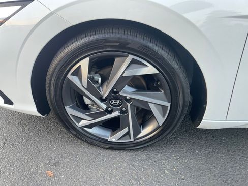Used 2025 Hyundai Elantra Limited image 33