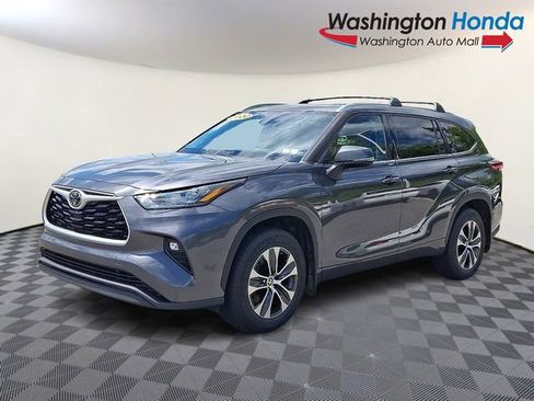 Used 2020 Toyota Highlander XLE AWD/4WD image 3