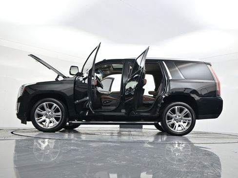 Used 2017 Cadillac Escalade Premium Luxury RWD image 61