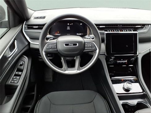 New 2025 Jeep Grand Cherokee L Laredo image 11