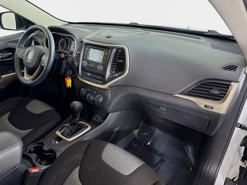 Used 2018 Jeep Cherokee Latitude w/ Altitude Package image 26