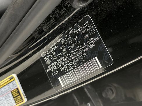 Used 2023 Hyundai Venue SEL image 11