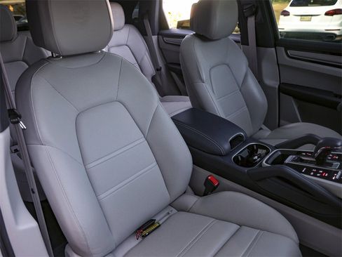 Certified 2023 Porsche Cayenne Platinum Edition image 39