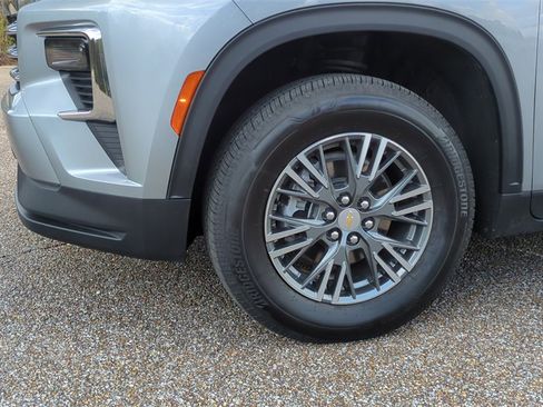 Used 2025 Chevrolet Traverse LT image 9