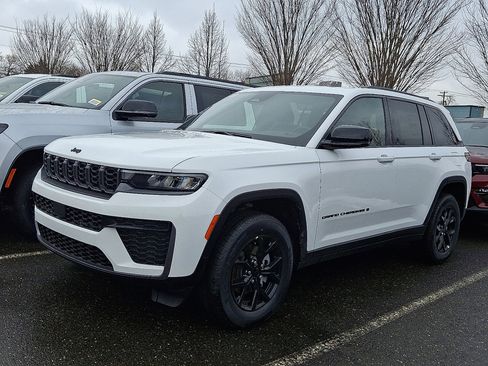 New 2026 Jeep Grand Cherokee Laredo image 1