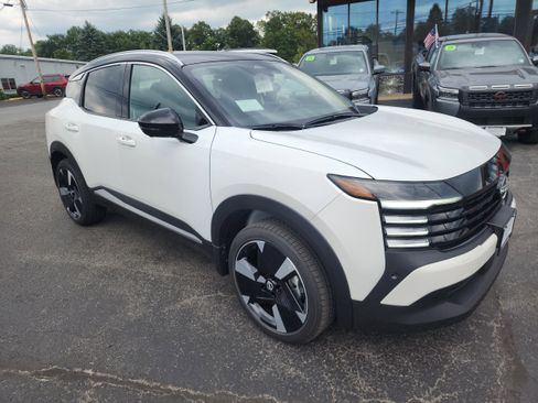 New 2025 Nissan Kicks SR image 2