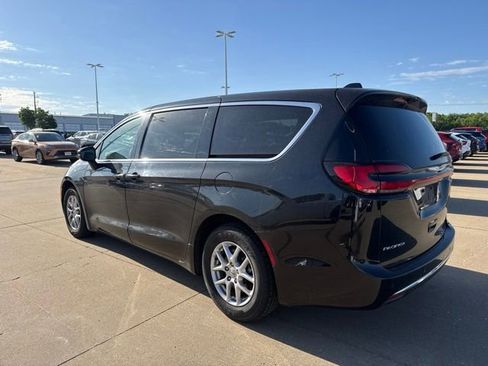 Used 2023 Chrysler Pacifica Touring-L FWD image 5