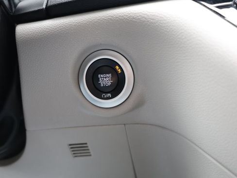 Used 2024 Chrysler Pacifica Touring-L FWD image 22