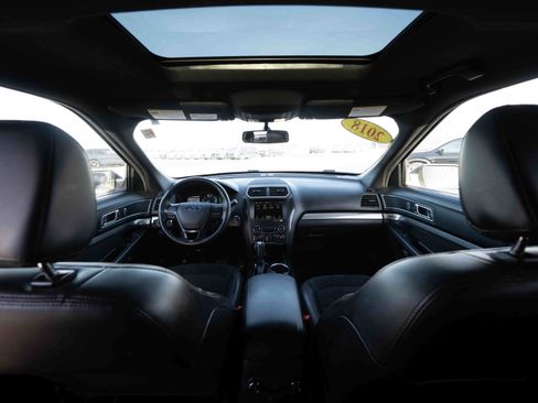 Used 2018 Ford Explorer XLT w/ Equipment Group 202A image 19