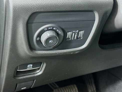 Used 2022 Jeep Grand Cherokee Overland w/ Luxury Tech Group IV image 10