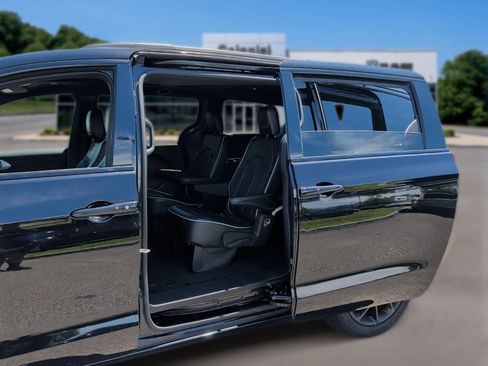 Used 2025 Chrysler Pacifica Limited FWD image 28