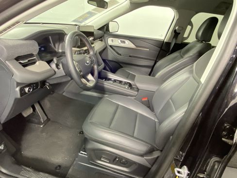 Used 2025 Ford Explorer Active w/ Active Comfort Package image 9
