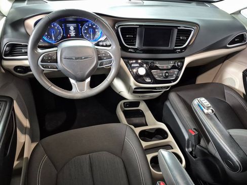 Used 2022 Chrysler Voyager LX image 10