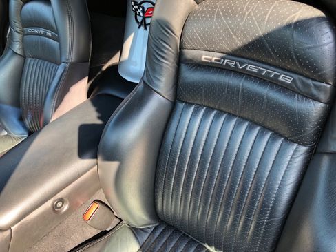 Used 2000 Chevrolet Corvette Convertible w/ Memory Pkg image 23