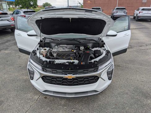 Used 2024 Chevrolet Trax LT w/ Sunroof Package FWD image 13